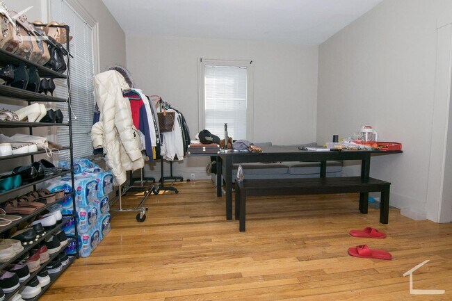 Building Photo - Nicely updated 3 bed in Allston near the Green Line.