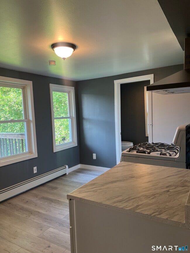 Building Photo - 90 Aetna St