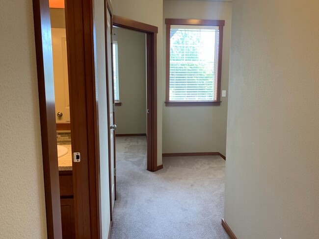 Building Photo - 4 Bedroom 2.5 Bath Peabody Townhome in the...