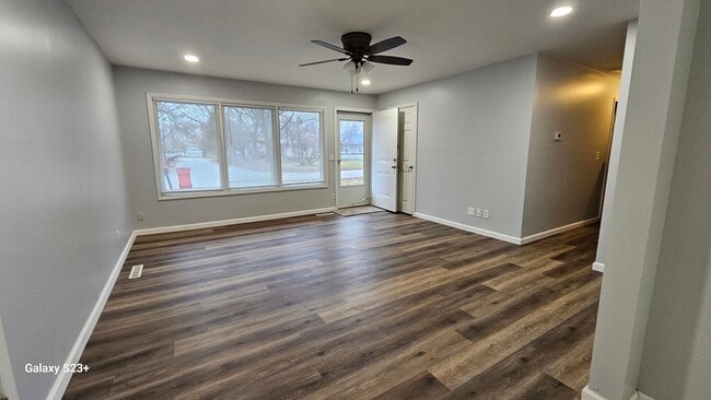 Building Photo - 3 bedroom with fenced yard