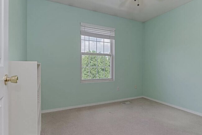 Building Photo - 244 Parktrail Rd