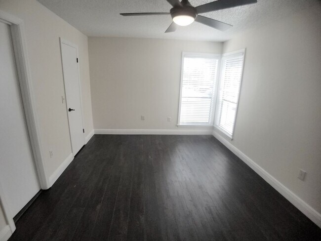 Building Photo - Stunning All Upgraded 2/2 Condo x Rent @ Winter Park Village next to Full Sail !