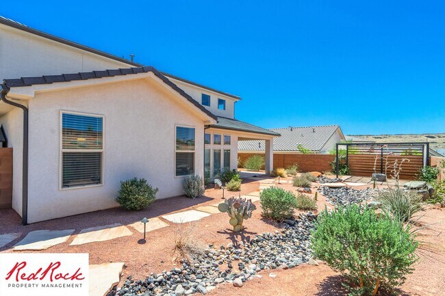 Building Photo - Stunning 4 Bedroom Home. Dog friendly!