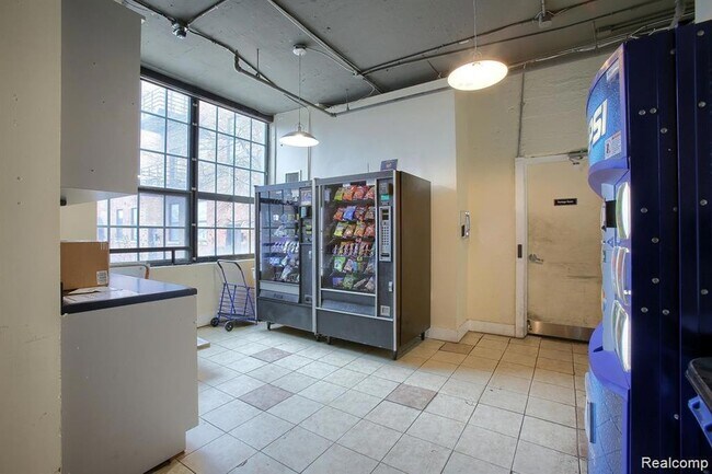 Building Photo - 6533 E Jefferson Ave