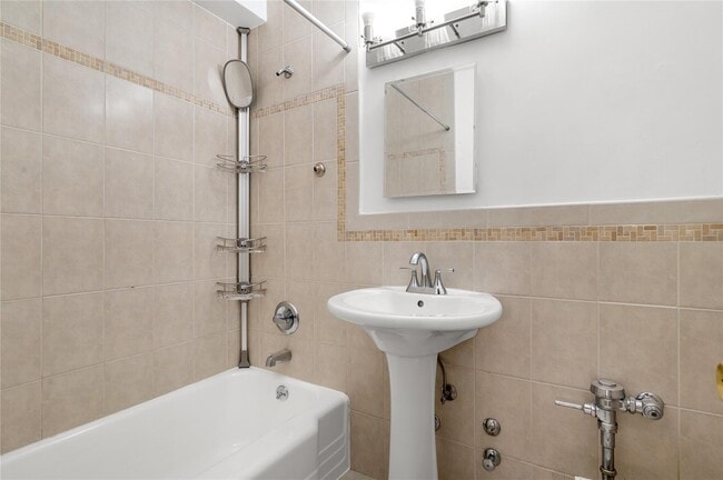 Building Photo - 3 Sadore Ln