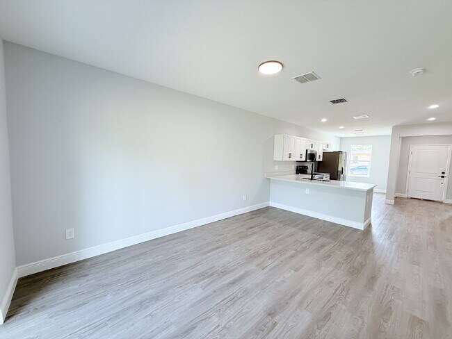 Building Photo - 6941 Dickinson Dr