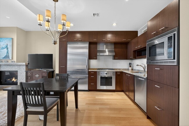 Building Photo - 1001 NW Lovejoy St