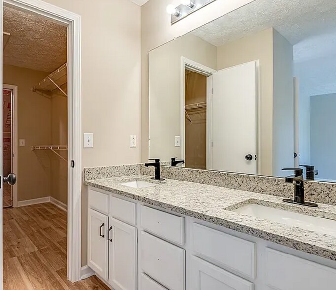 Building Photo - 3528 Longhaven Crossing