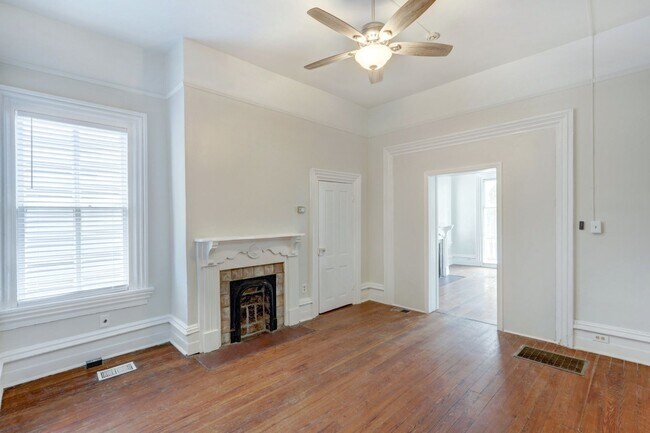 Building Photo - Large Two Bedroom Apartment - Lots of Hist...