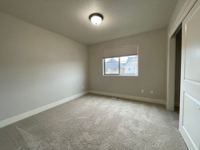 Building Photo - Lovely North Plains 4Bd 2.5Ba Home with Ja...