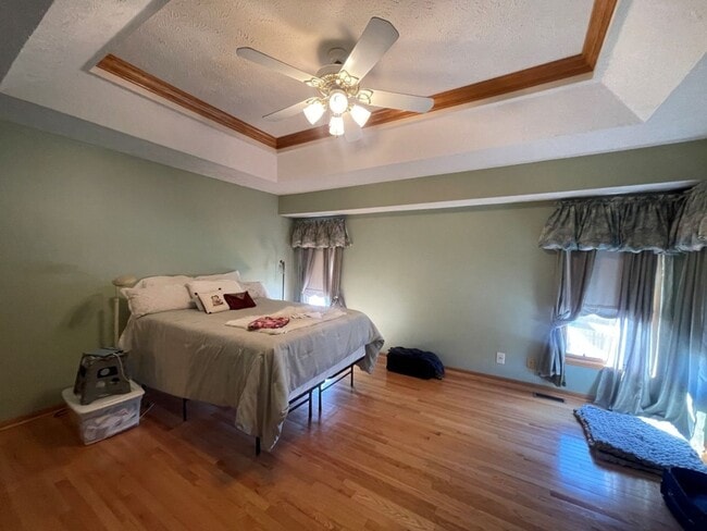 Building Photo - Home For Rent Bellevue.