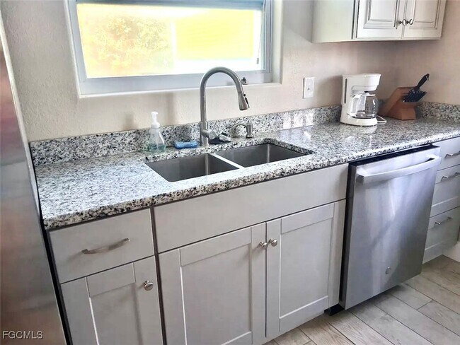 Building Photo - 2470 Rose Ave