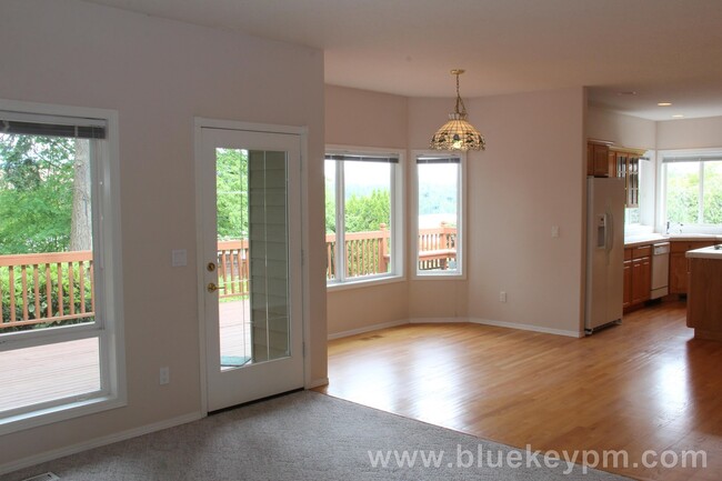 Building Photo - REDUCED $200!!   3-4 Bed, 3 Bath Camas Hom...