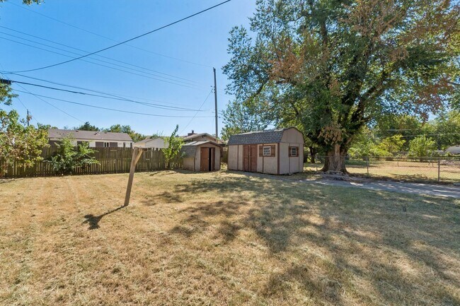 Building Photo - 224 E Myrtle Ln