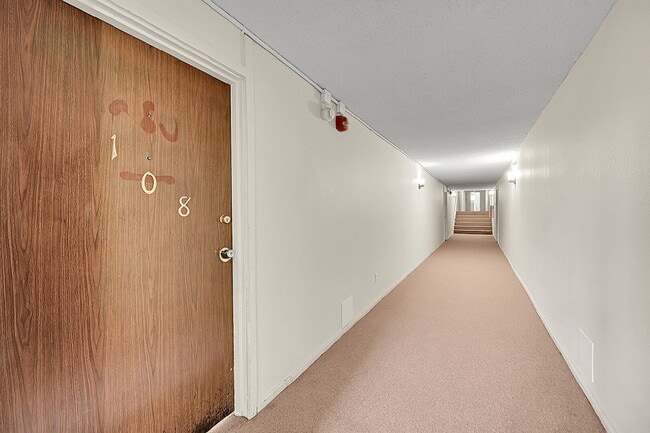 Building Photo - $1,595.95 - 2-bed, 1 bath, located in Centennial