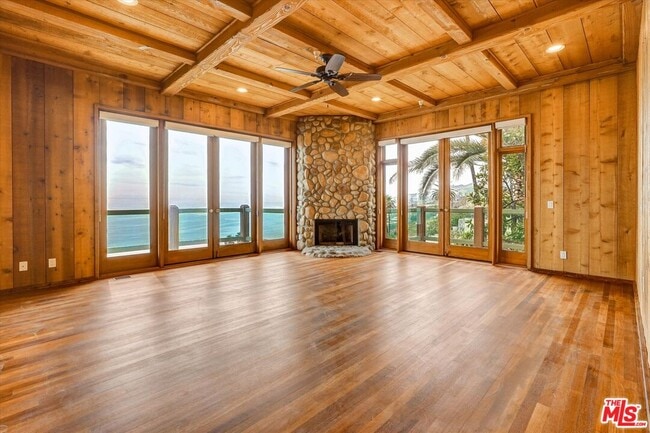 Building Photo - 3916 Rambla Orienta