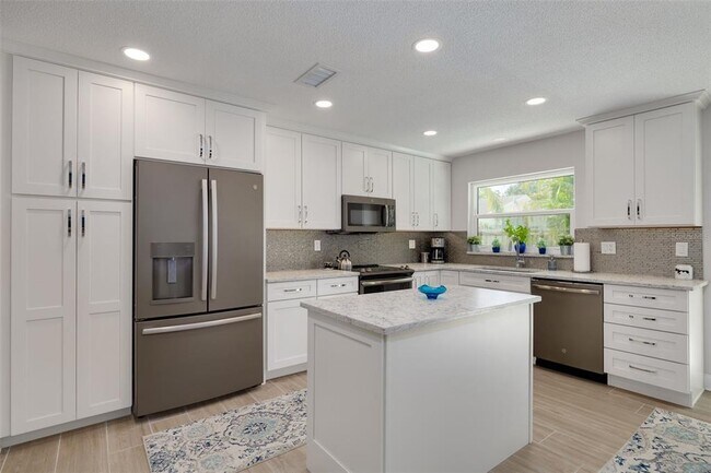 Building Photo - 1627 Dale Cir S