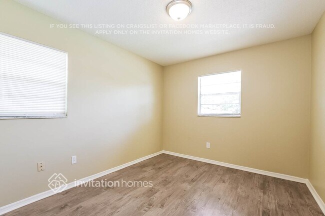 Building Photo - 204 N Alderwood St