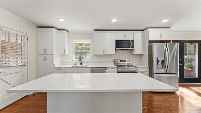 Building Photo - 2038 S Akin Dr