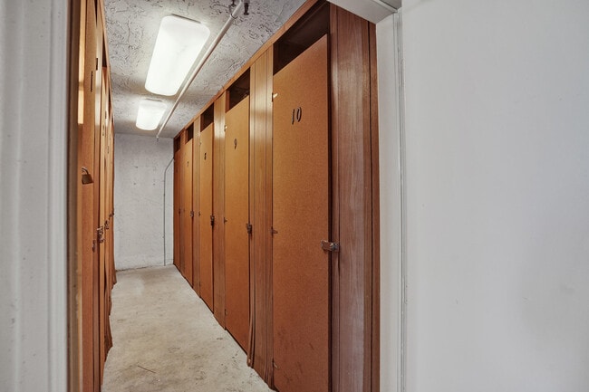 Building Photo - 3520 Oaks Way