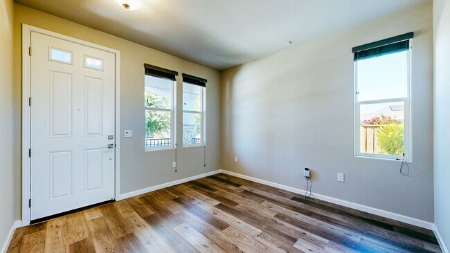 Building Photo - Rare Santa Rosa Four Bedroom house in Desi...