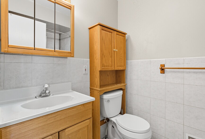 Bathroom 2 - 283 Orange St