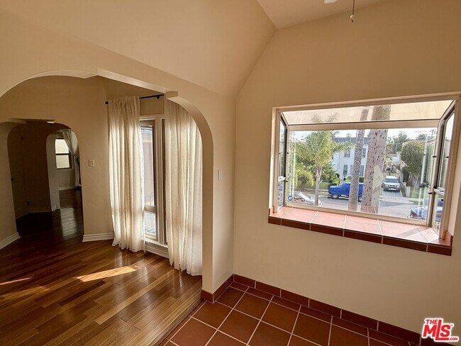 Building Photo - 1227 Ridgeley Dr