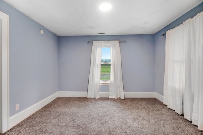 Building Photo - *FOR RENT* Beautifully Updated Home in Pri...