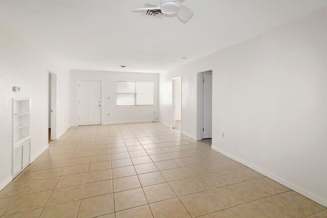 Building Photo - Venice Gardens Annual Home for Rent