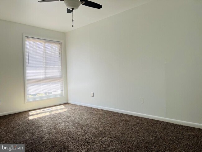 Building Photo - 8613 Seasons Way