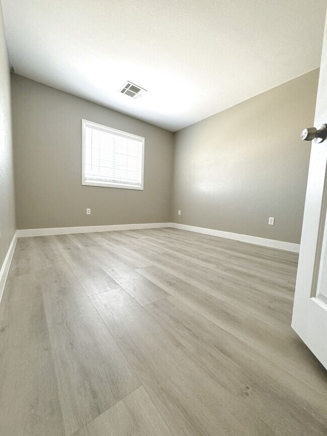 Building Photo - Vaulted Ceiling Home, Gated Community w/ P...