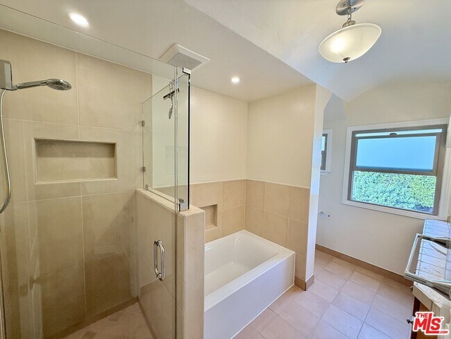 Building Photo - 1227 Ridgeley Dr