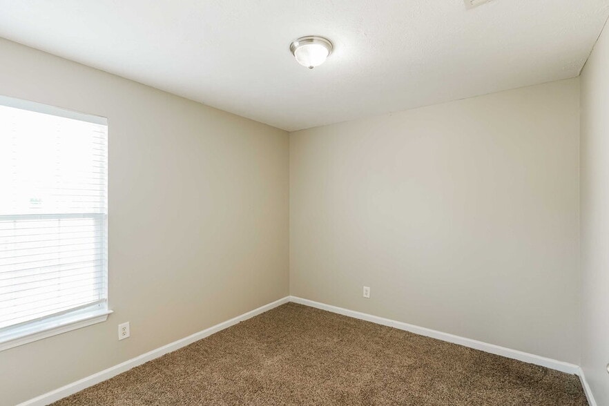 Building Photo - 110 Lyndhurst Dr