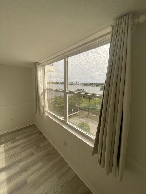 Building Photo - 301 Croton Ave
