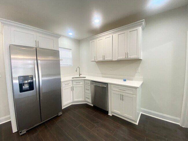 Building Photo - FOR RENT - 2BR/2.5BA Townhome