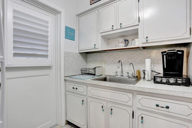 Building Photo - 2131 NE 42nd Ct