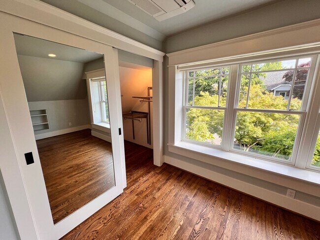 Building Photo - Gorgeous, Executive Living in Beautiful Ma...