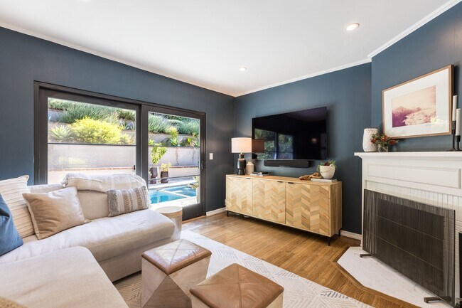 Building Photo - S of the Blvd - upgraded 4+3 w/pool + views!
