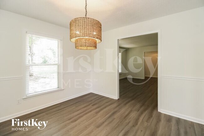 Building Photo - 1810 Chestnut Dr