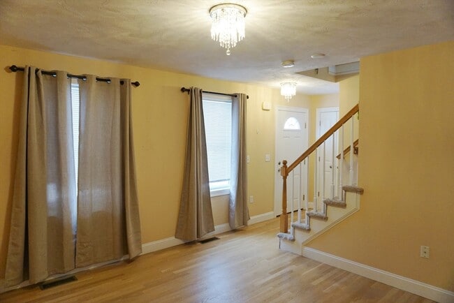 Building Photo - 118 Smith St