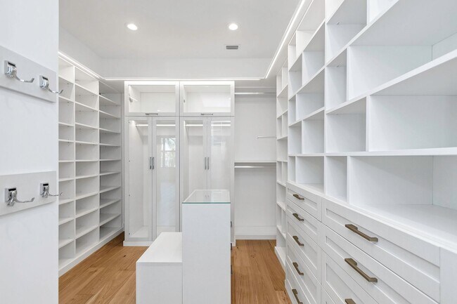 Building Photo - Stunning Custom Built Residence in the Exc...