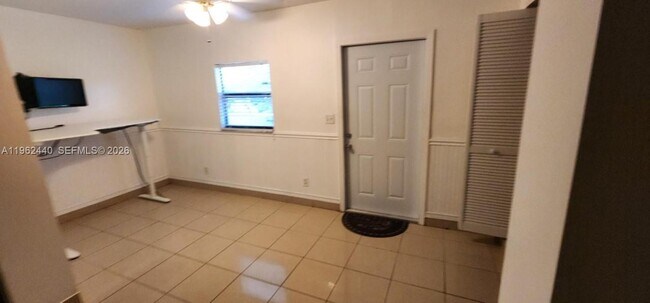 Building Photo - 23 N Valencia Dr