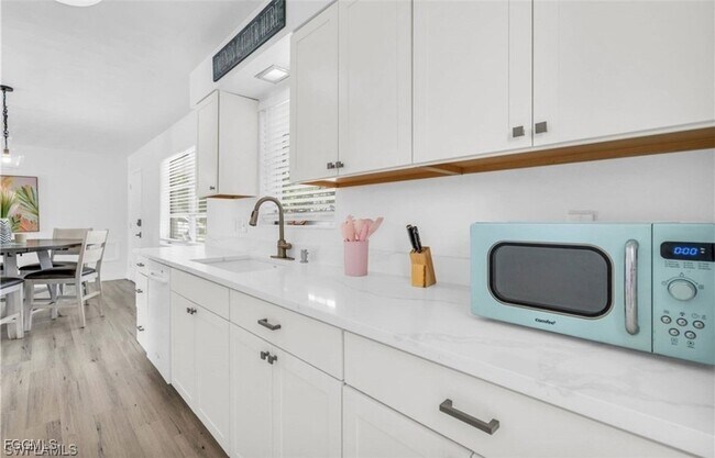 Building Photo - 1661 Coronado Rd