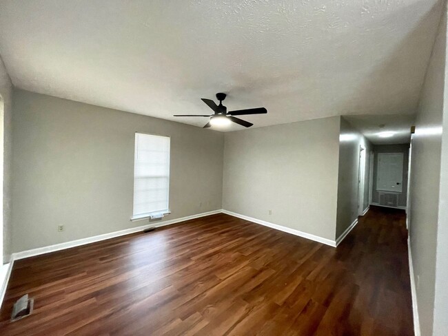 Building Photo - Move In Special : 1st Month Rent Only $644.50 !