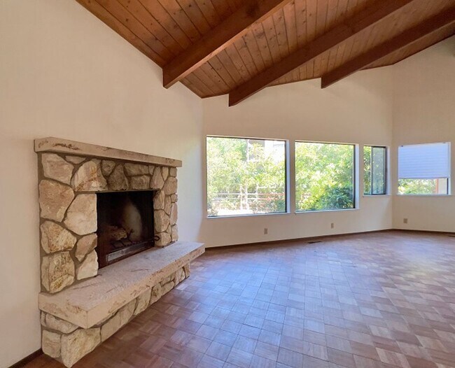 Building Photo - Spacious Three Bedroom Calistoga Home