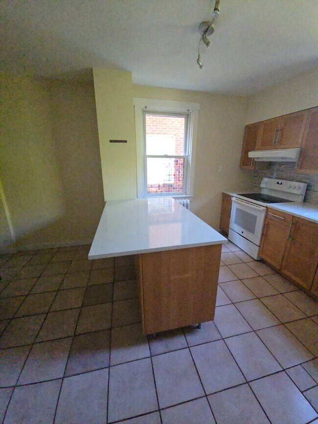 Building Photo - Spacious 3-Bedroom Home w/ Parking & Centr...