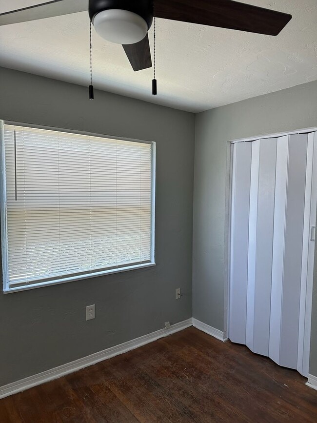 Building Photo - ONE BEDROOM ONE BATHROOM NEWLY RENOVATED A...
