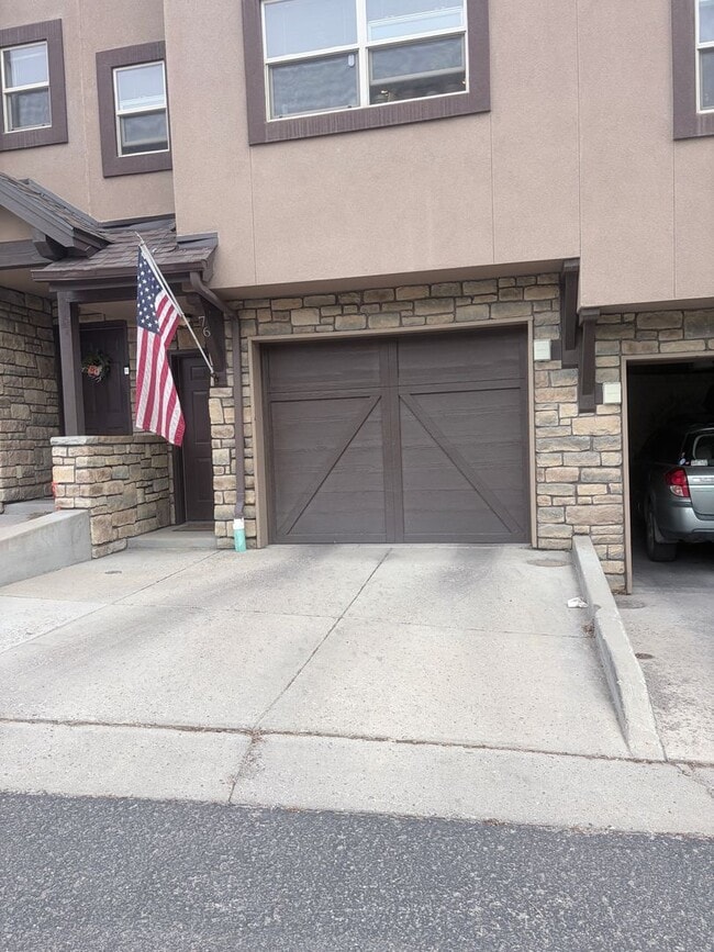 Building Photo - Beautiful Lightner Creek Townhome