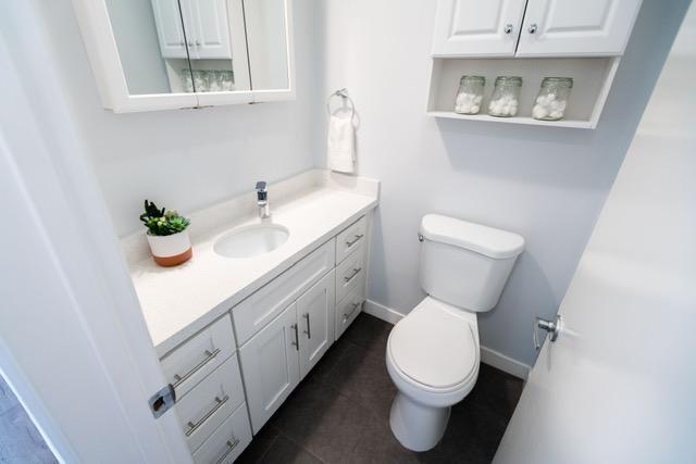 Building Photo - 231 N La Peer Dr