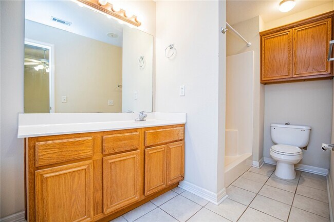 Building Photo - 908 SW Cheyenne Dr